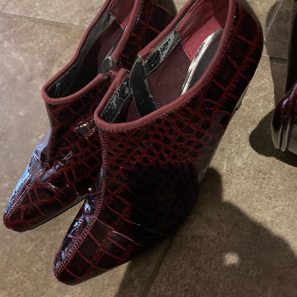 Comfort View Burgundy Booties & bonus matching Nine West Bag - Picture 2 of 10